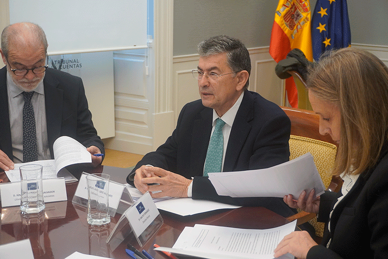 En el centro, Torres Morato